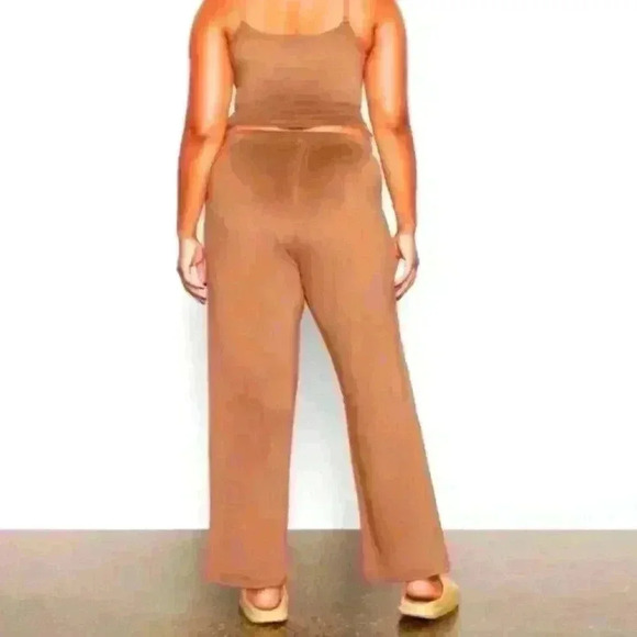 Skims Womens Plus Size Velour Wide Leg Straight Leg Pant in Sienna 4XL - Picture 2 of 14